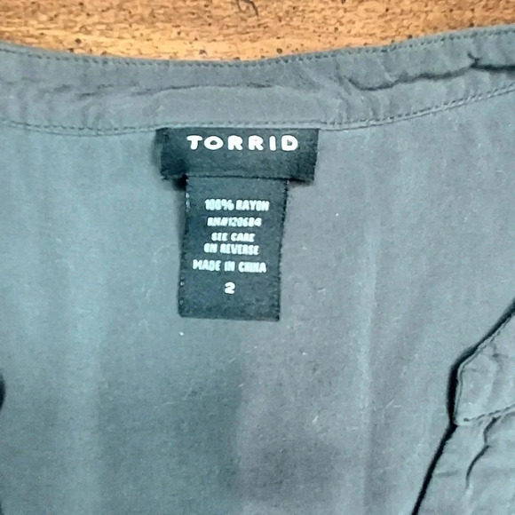 Torrid Women's Size 2 Short Sleeve Blouse-EUC - Picture 5 of 7